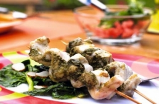Brochetas de pescado en salsa de lima y kion
